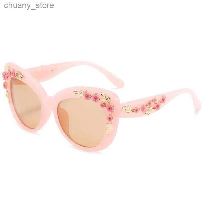 Lunettes de soleil Cadre de décoration de fleurs femelles Eyewear baroque Vintage Cat Eye Lunettes de soleil Femmes Luxury Designer Sun Verres Fashion Rose Nuances Y240416