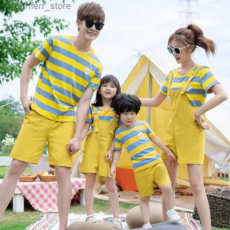 Rompers мама, папа, и ребенок, соответствующие пляжным наборам для семейной одежды, мать дети.