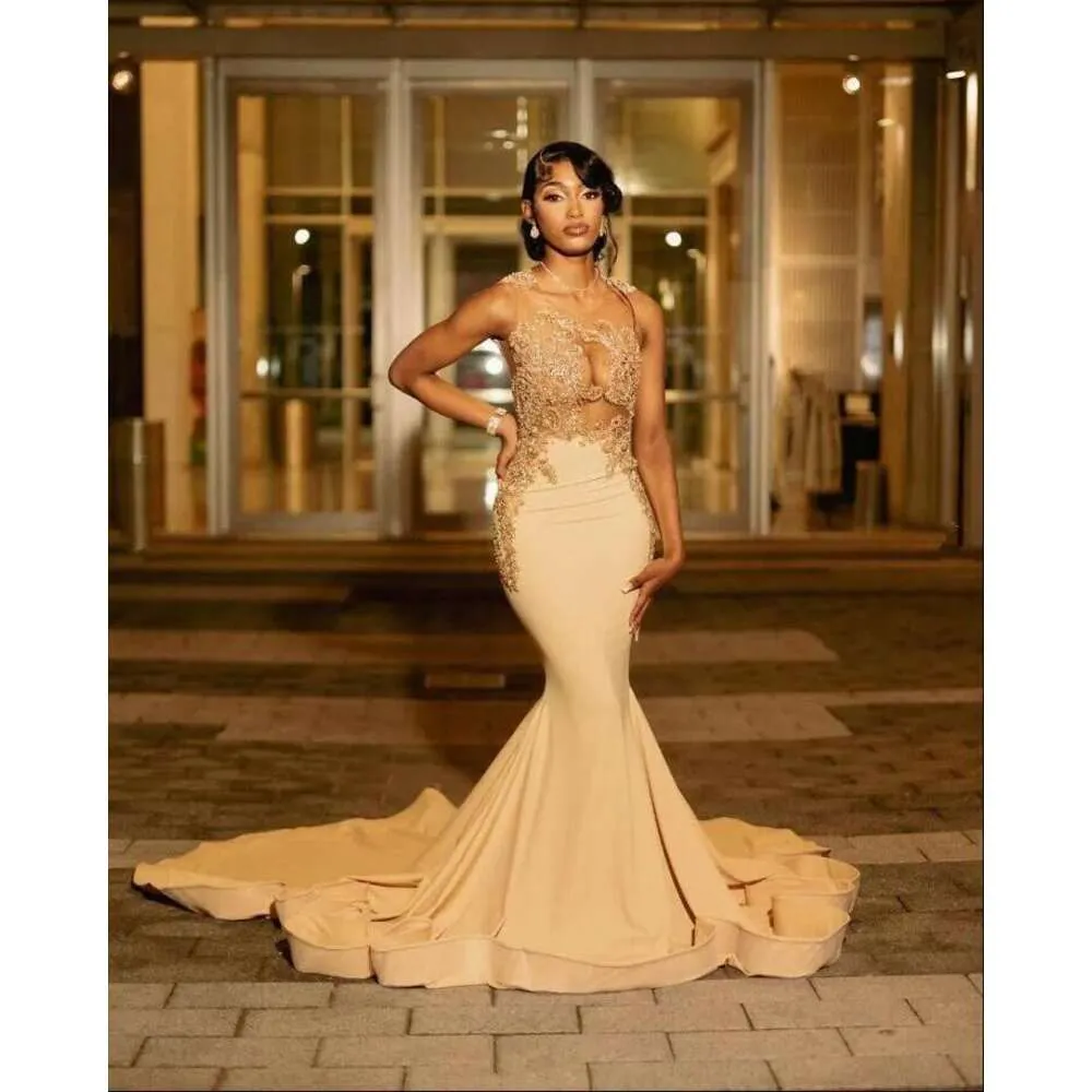 2024 Sexy Black Girls Gold Mermaid Prom Dresses Illusion Bodice Sheer Neck Sleeveless Beaded Rhinestones Appliques Long Evening Party Gowns Bc18161 0223