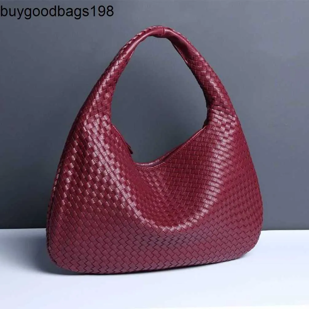 Bottegvenetas Hop Bag Large 2024 New Crescent Womens Fully Handmade Woven Handheld Dumpling Fashionable and Versatile European American Style One Should 702Z