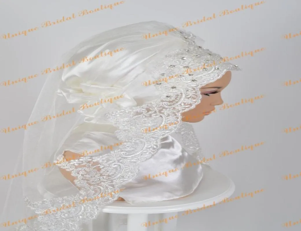 Veaux de mariage musulmans de luxe 2016 avec bord appliquée en dentelle et cristaux une couche tulle de longueur de coude hijab personnalisé Made1768781