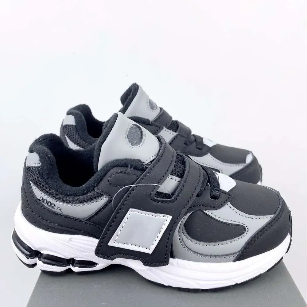 Designer 2023 2002R Kids Toddlers Boys Girls New Running Shoes Children Authentic Sneakers Baby Trainers Outdoor kid Shoes