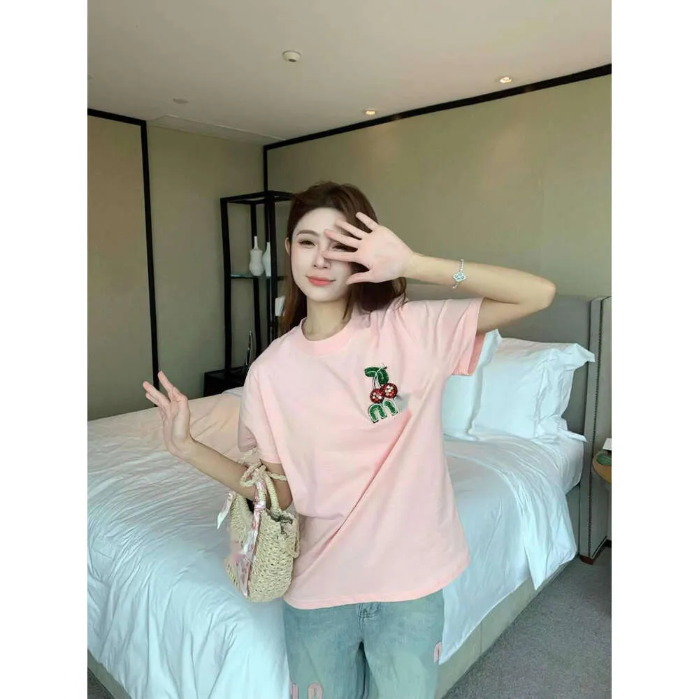 Miumiuss T-shirt Designer Luxury Fashion Womens T-Shirt Spring/Summer New Cherry Nail Diamonds Letter Loose Casual Short Sleeve T-shirt