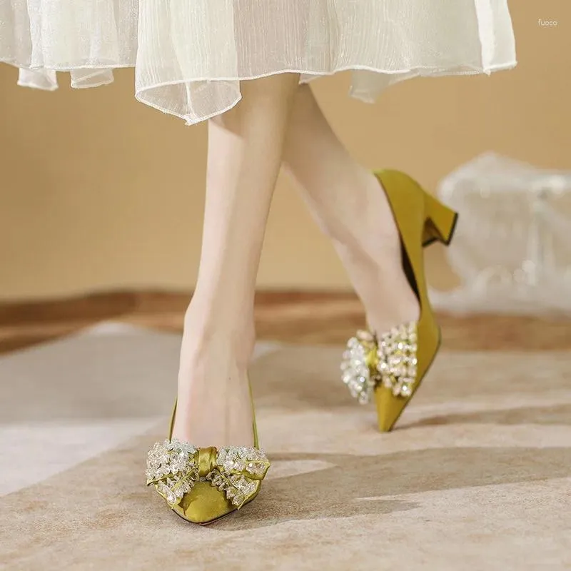 Chaussures habillées Petite taille 32-40 Toe pointu à talons grossier 7 cm Fémaux de printemps et d'été à talons hauts