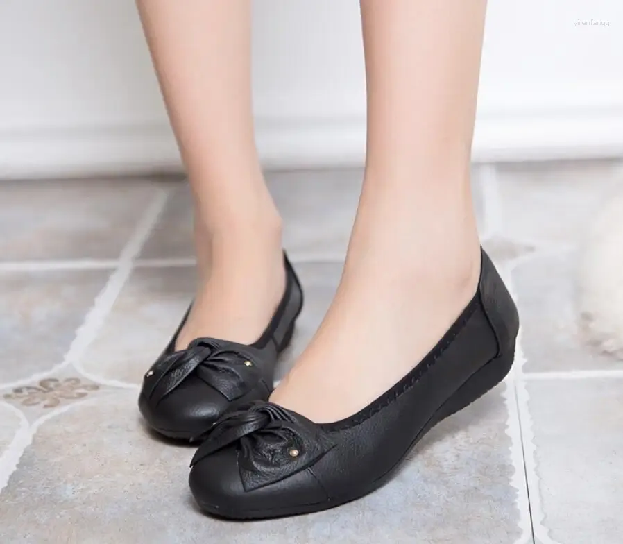 Chaussures décontractées Fashion Femmes en cuir Breaspable Mes dames confortables Ballet Flats glisser sur des mots peu profonds Office Flat Clif de papillon rouge