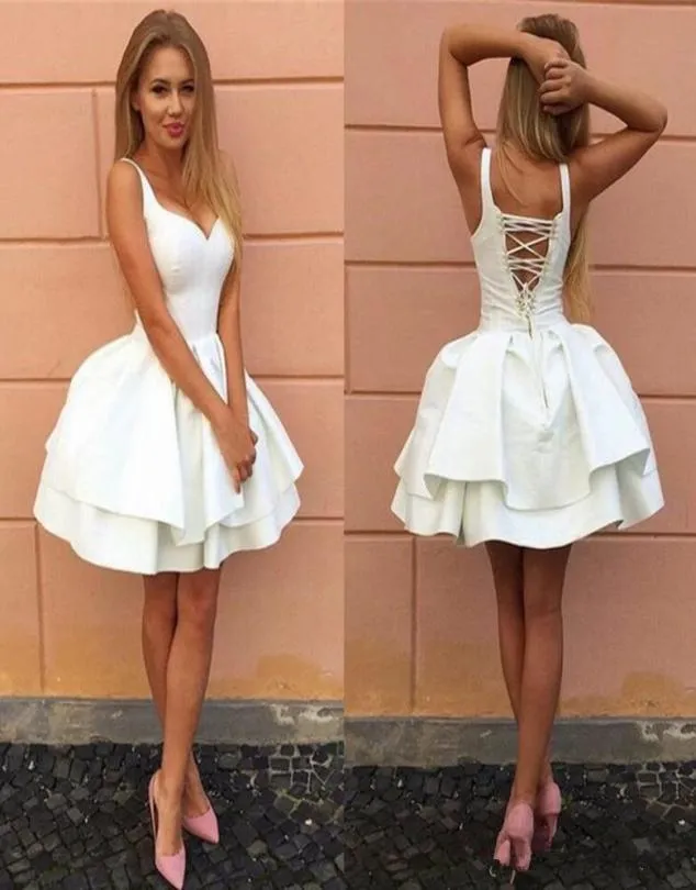 Sexiga crisscross remmar backless Little White Homecoming Dresses V Neck Tiered Short Party Dresses 2019 Puffy Cheap Cocktail Dress4759378
