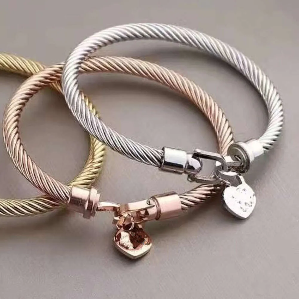 Desginer Tiffanybracelet Tiffanie Tiffanyjewelry Lage geprijsde sieraden Koreaans gegraveerd 18K Gold Titanium Steel Dames T Familie Classic Peach Heart 2024