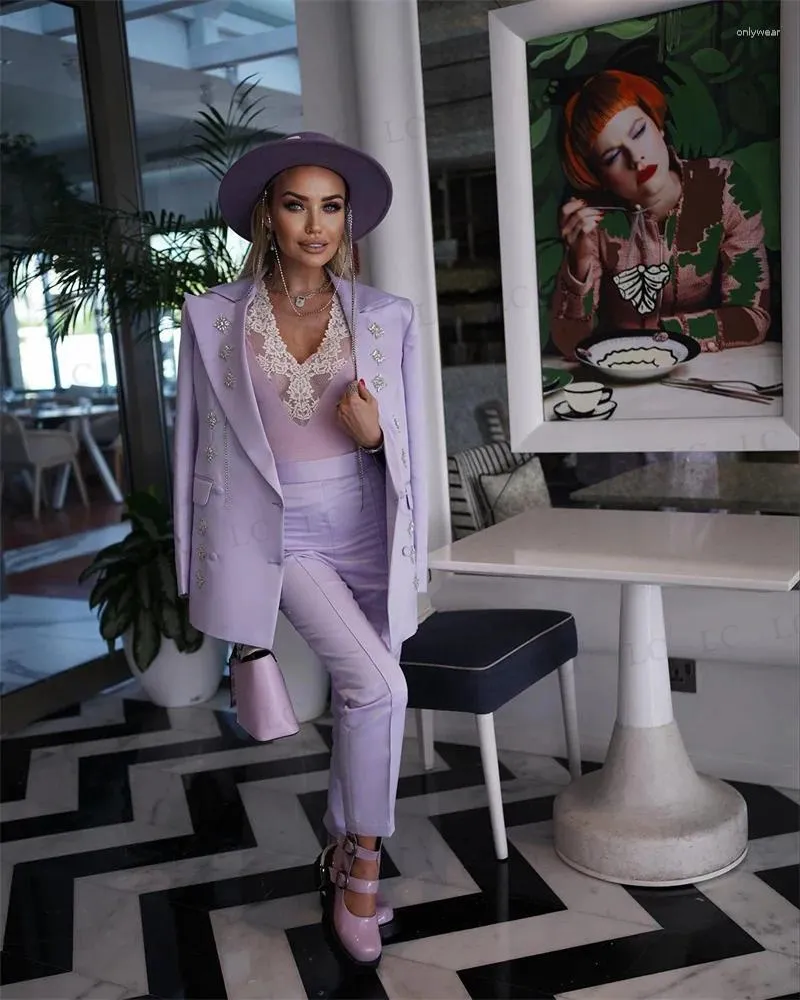 Kvinnors tvåbitar byxor Purple Women Suits 2 Pieces Satin Blazer Prom Work Peakedlapel Party Slim Plus Size Costume Homme Beads Applicques