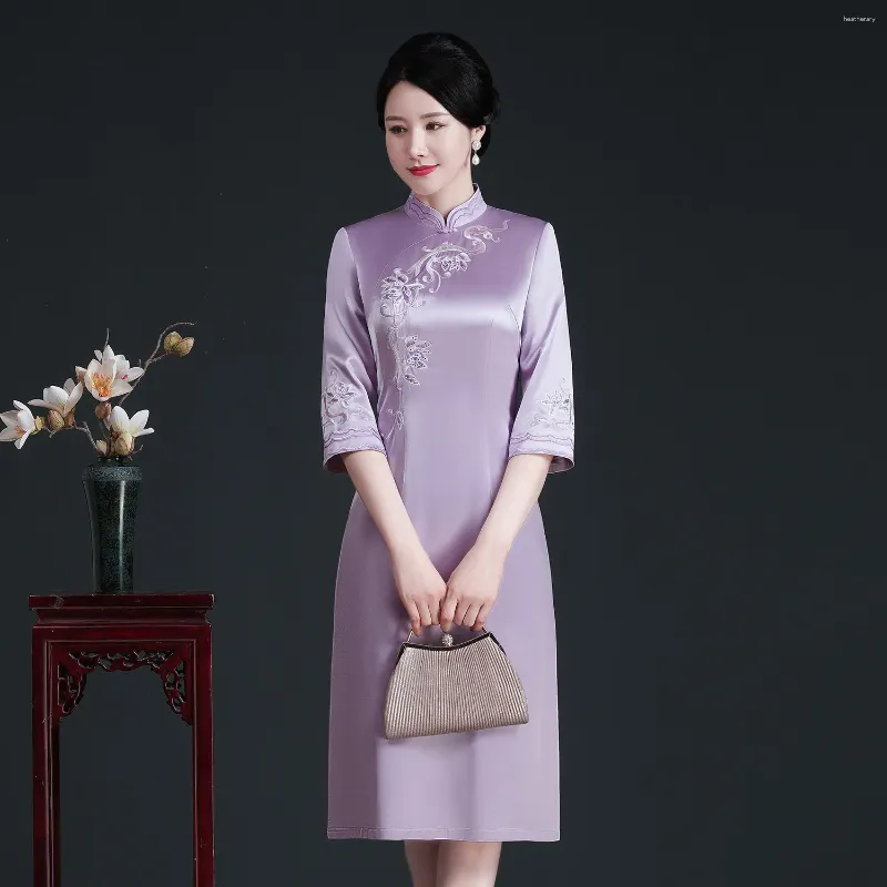 Etnische kleding plus maat vrouwelijke geborduurde bloem chongsam traditionele Chinese satijn qipao jurk retro elegante paarse halve mouw vestidos