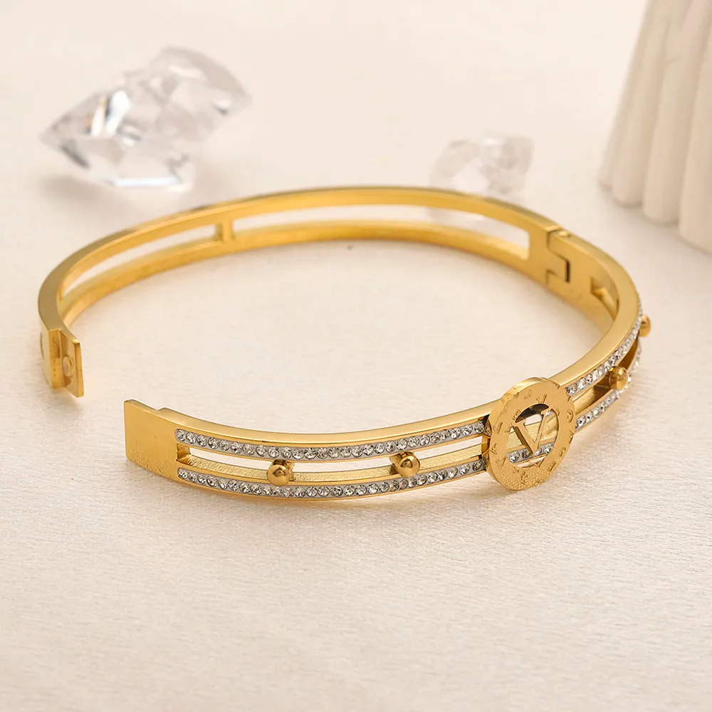 Bra sälja faux läder armband designer armband märke varumärke armband män kvinnor kristall smycken 18k guld rostfritt stål armband manschett älskare gåvor