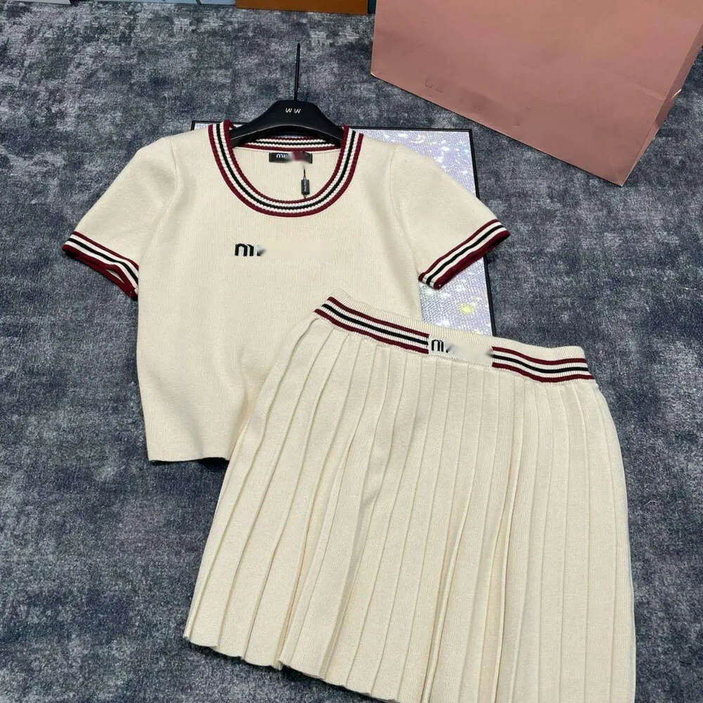 Miumiuss pak ontwerper luxe mode tweedelige nieuwe college zomer gebreide set contrast short mouw geplooide rok set minimalistisch