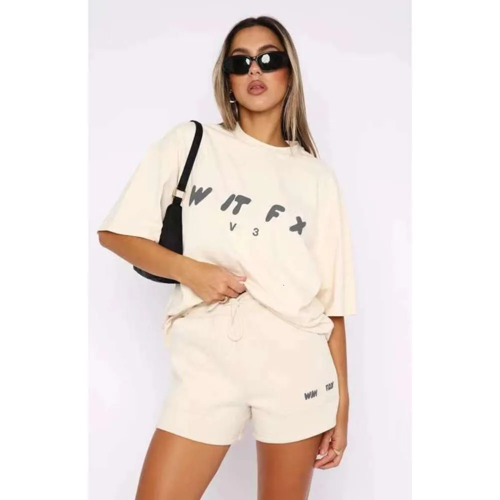 Femme à deux pièces Shorts créateurs de créateurs au printemps automne nouveau t-shirt Fashion Sports Mousse à manches courtes Pilluche lâche et à la mode