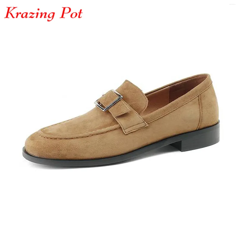 Scarpe per vestiti Krazing Pot 2024 Sheep Suede Teli bassi Slip del marchio Spring su fibbia in metallo vintage rotonde di punta britannica scuola accogliente da donna pompe da donna