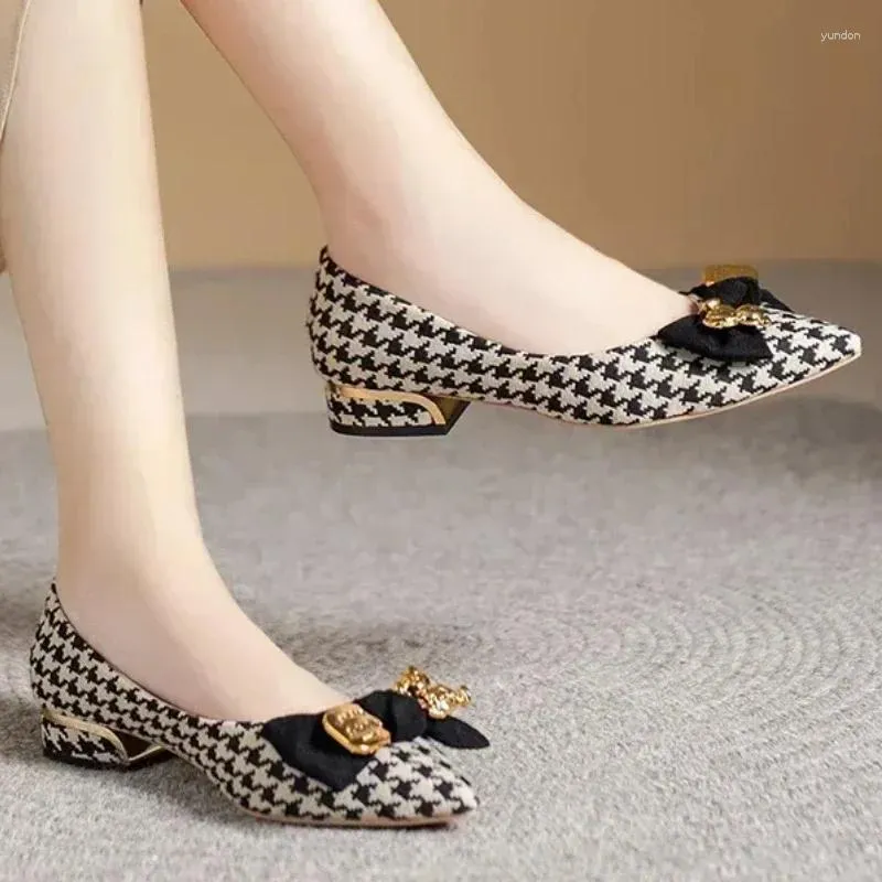 Casual Shoes 2024 Pointed Toe Grunt Women Autumn Houndstooth Metal Decoration Bow Tie Slip på grundläggande lägenheter stor storlek