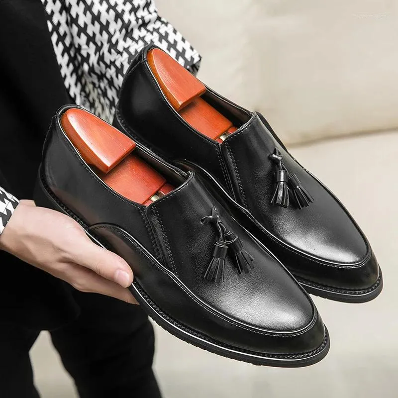 Casual schoenen 2024 Fall Black Tassel Soft Loafers Heren niet-slip mocassin zapatos de Hombre Designer Men