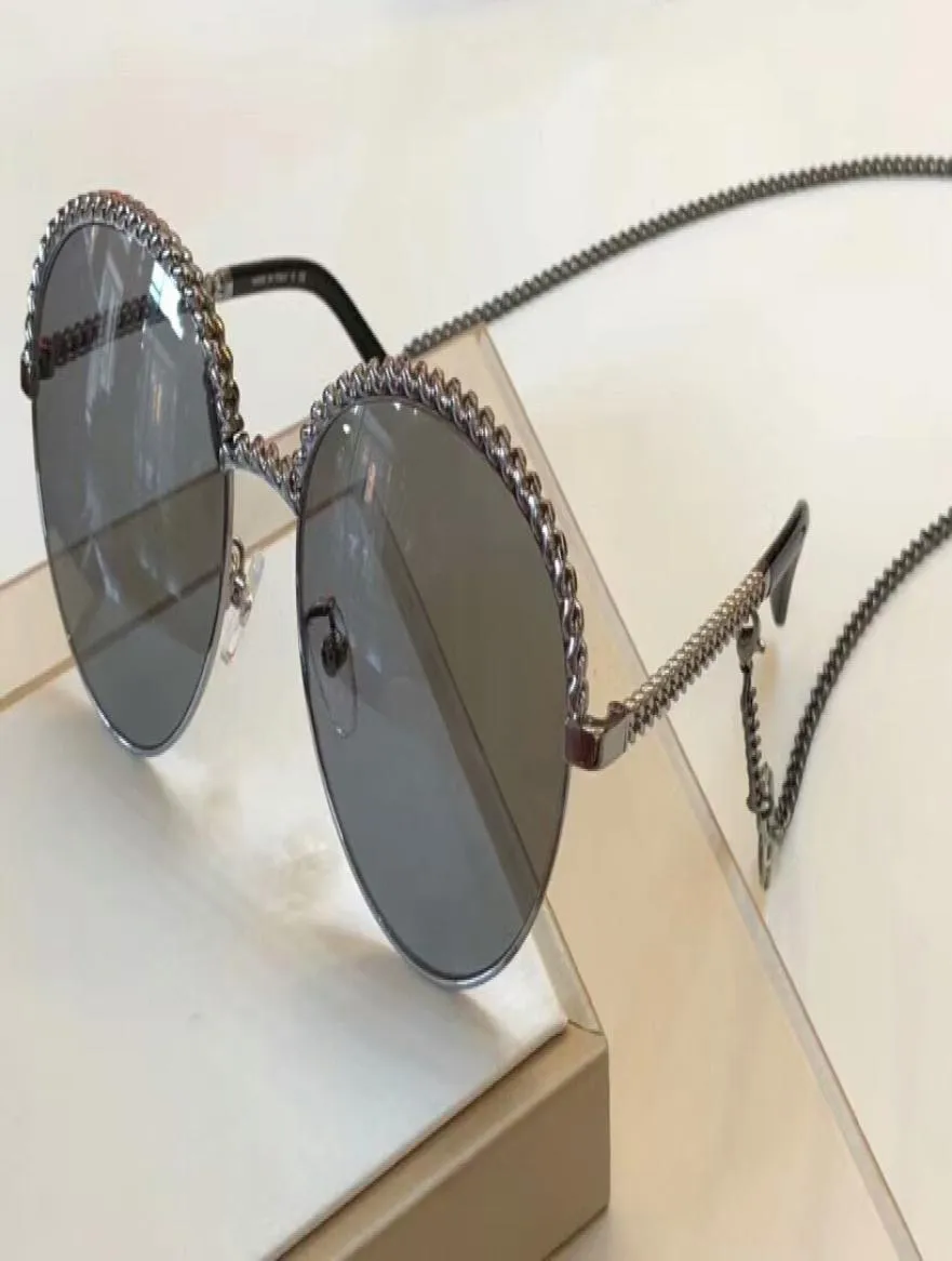 Luxury 4242 Lunettes de soleil charmantes Chaîne suspendue Silver Grey 2019 Blogger Sun Glasses Femme Designer Sunglasses Shades Nouveau avec Box1089513