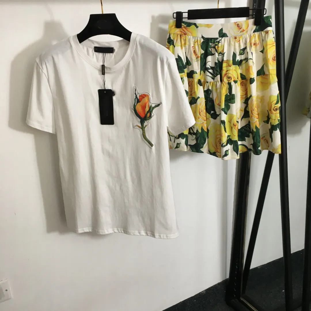 Runway zomer mini rok bovenste pak twee stukken dames outfits mode bloemenprint korte mouw witte t shirt vakantie strandjurk set