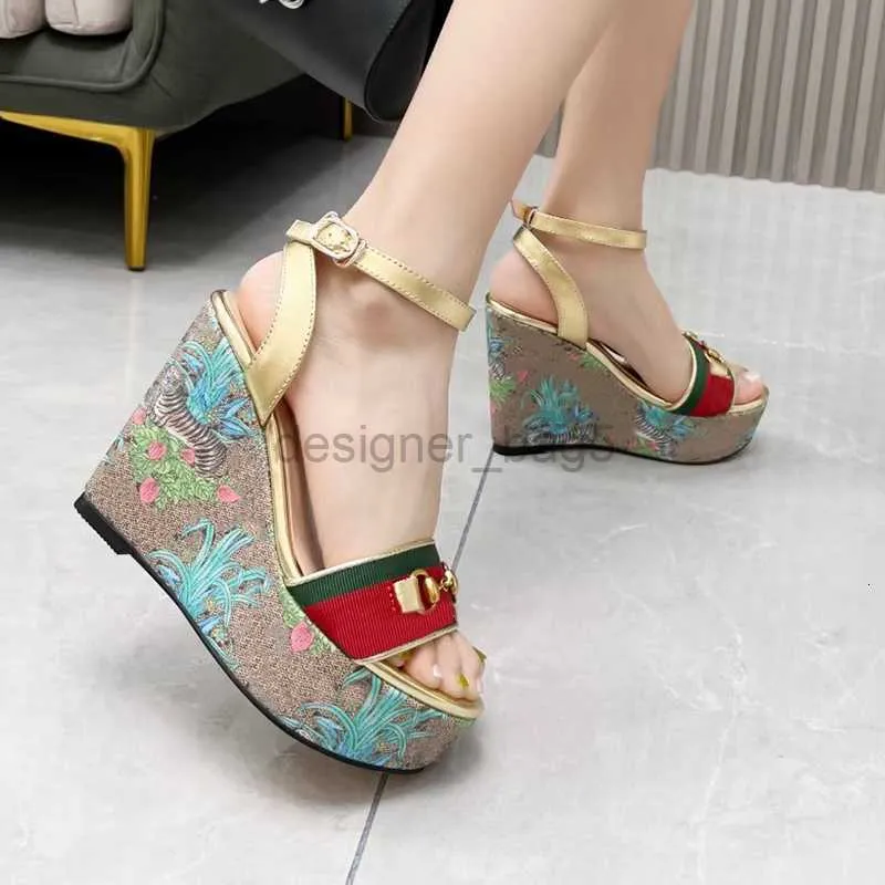 10A topkwaliteit Designer Dames Sandalen Wedge High Heel Platform Pumps Buckle Flowers Green Stripes Sandaal Sandaal Strandschoenen met doos G6921