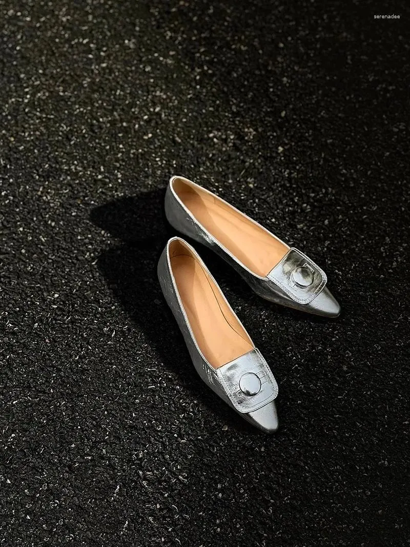 Klädskor zapatos mujer 2024 tendencia läder kvinnor för våren högkvalitativ silver låg klack eleganta singel klackar