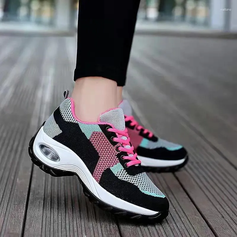 Casual schoenen De modewig voor vrouwen 2024 Comfortabele ademende platform Sport Dames Outdoor Running Sneakers