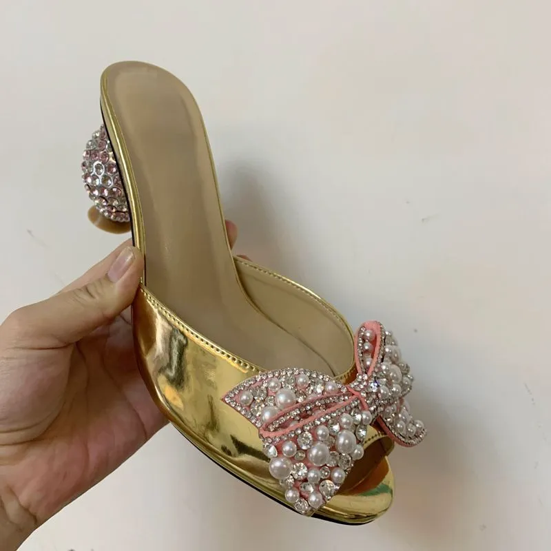 2024 Mulheres senhoras genuínas de couro real saltos altos sandálias de verão bead 3d flip-flops chinela slip-on wedding vestido de noiva sapatos gladiadores cédulas de diamante pérola borboleta