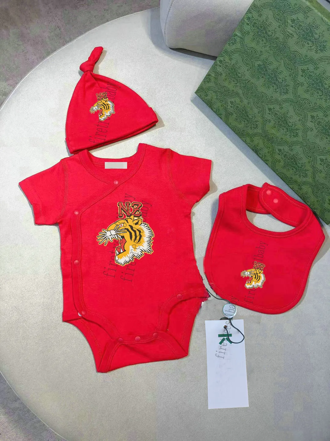 100%katoenen baby rompers jongen meisje kinderen ontwerper pasgeboren zomer zomer korte mouwen jumpsuit hoed slabbetjes 3 -delige set