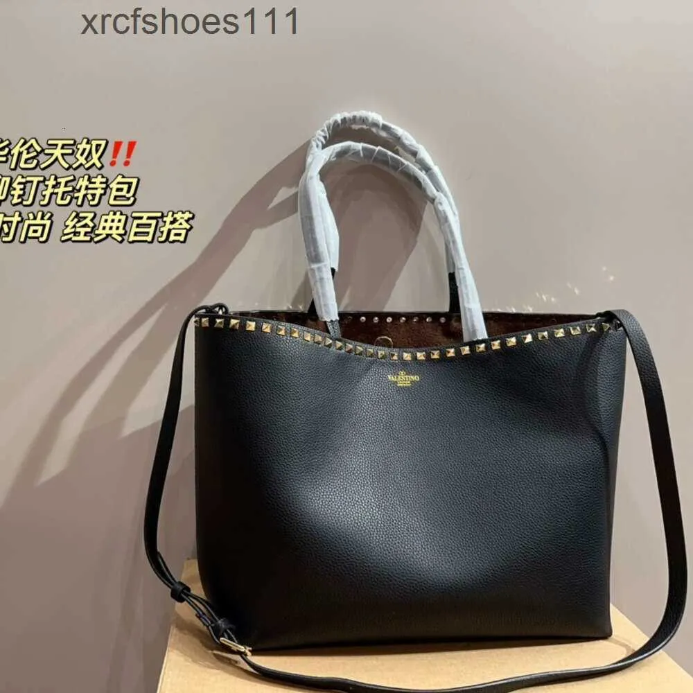 Shoulder Bag High valenn Bags Quality Soft Fashion Handbags Leather Stud Designer Casual Capacity Strap Large Totes Tote Women YE1C N789