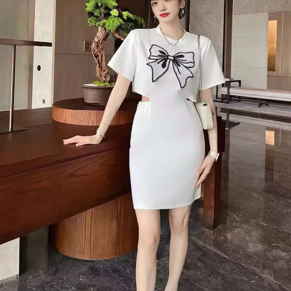MM Family 24SS New Creat Bow Decoration Off the Weist Short Sleeve Dress Frasnable and Propelivery