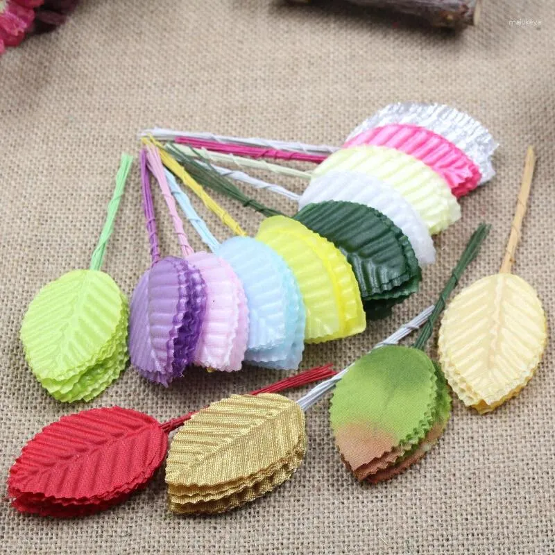 Fleurs décoratives 50pcs / lot 5cm Pompon Mini Mini Simulate Le feuilles artificielles Bouquet de feuilles de soie pour les couronnes bricolage Scrapbooking de mariage Fausse fleur