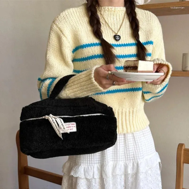 Sacs de rangement Lamb Wool Femmes Grand boîtier cosmétique Portable en peluche en peluche maquillage moelleux Hangbag de voyage de voyage en orgue pour fille
