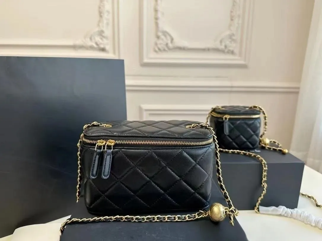 Sac de cosmétique de l'épaule classique attentionnée avec miroir en cuir en cuir miroir caviar matelassé en or