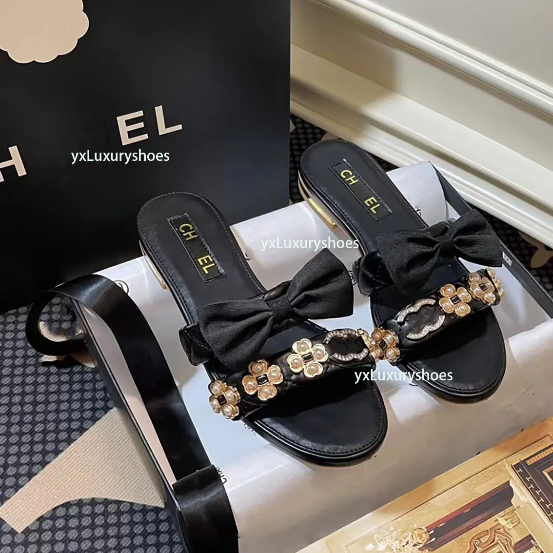 2024 Buty designerskie Summer Parysian Damskie Flat Sandals Luksusowe ozdoby perłowe Najwyższej jakości Kapcie Kappy Kupiki Pearl Księżniczki