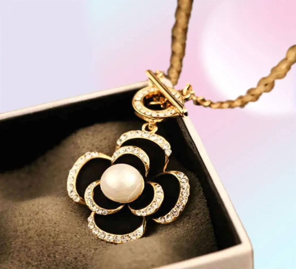 Colliers pendentifs de fleurs noires célèbres Luxury Brand Designer Fashion Charm bijoux Pearl Camellia Collier pour femmes8574595