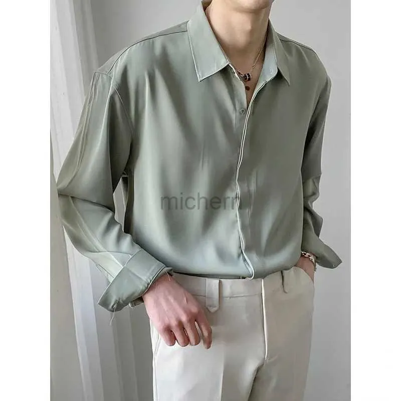 メンズカジュアルシャツ韓国の衣服ゆるい固形色長袖ボタンアップメンファッションデザイナー秋のトレンドシルクドレープビジネスシャツ240416