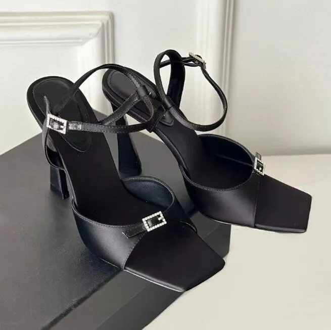 Lyxdesigners vardagens sommarmärke Jerry Sandals Shoes Women Crystal-embelled Satin Buckles Strap High Heels Black Lady Sandalias Party Wedding Dress