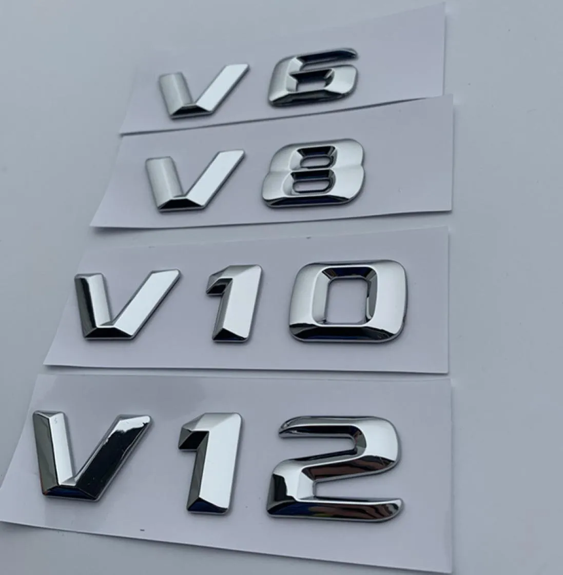 V6 V8 V10 V12 Letter Number Chrome Emblem Logo för Mercedes Benz C200 E300 Car Styling Fender Discharging Capacity Mark Sticker4003750