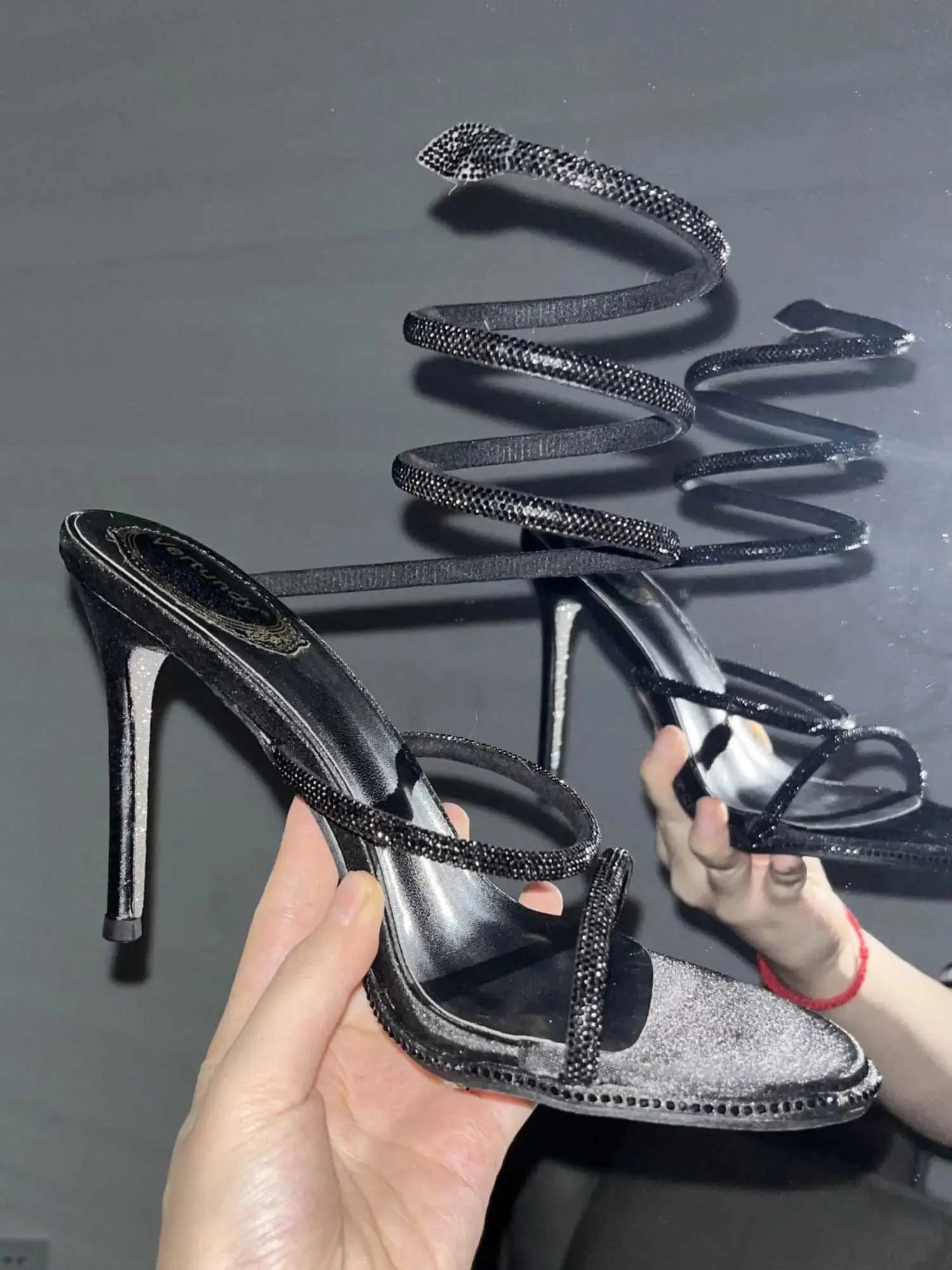 Sandali chmury serpente nero tacchi alti sandali avvolti da donna moda estiva 2024 Nuovo strass sexy argento tacchi alti sottili j240416