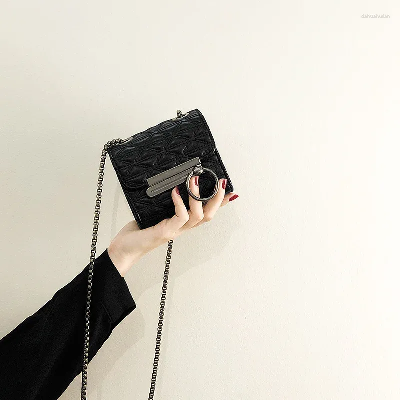 Umhängetaschen Frauenbeutel Luxus Mini -Metallringhandtasche Hochwertige schwarze Kette Gurt Crossbody Simple Frau's Geldbörse