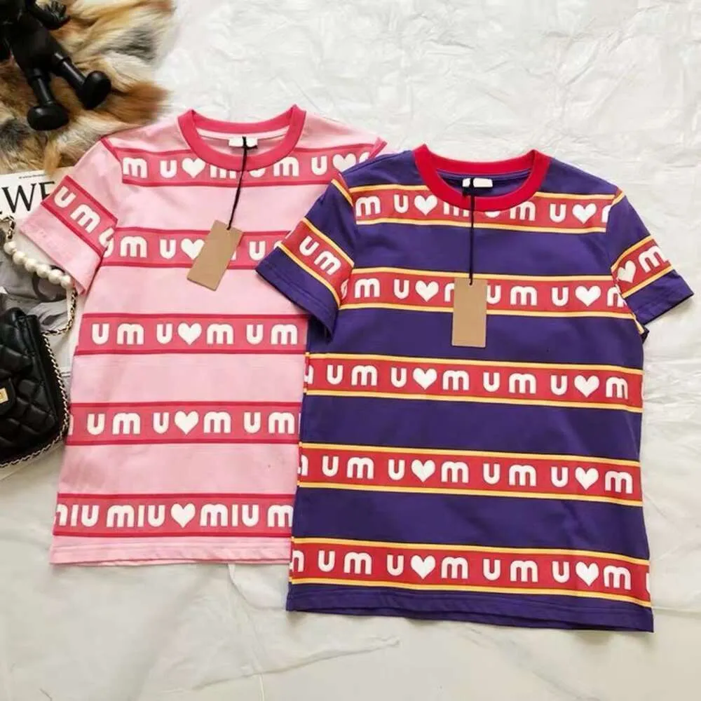 Miumiues T-Shirt Designer Luxury Fashion Womens T-Shirt Early Spring Love Love Love Brief Print Kurzarm T-Shirt Damen Vielseitiger rosa runde Nackenstreifen Top