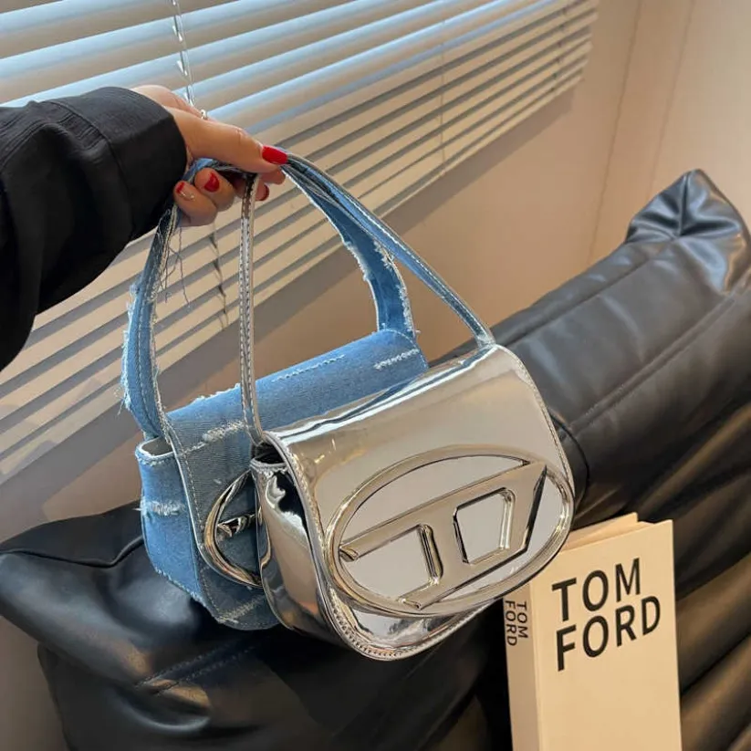 Designer väskor på handväska olja lady silver plånbok casual lady kvinnlig pochette nappa hobo metall slät kvinnors påse rem jingle väska axelväska mode underarm