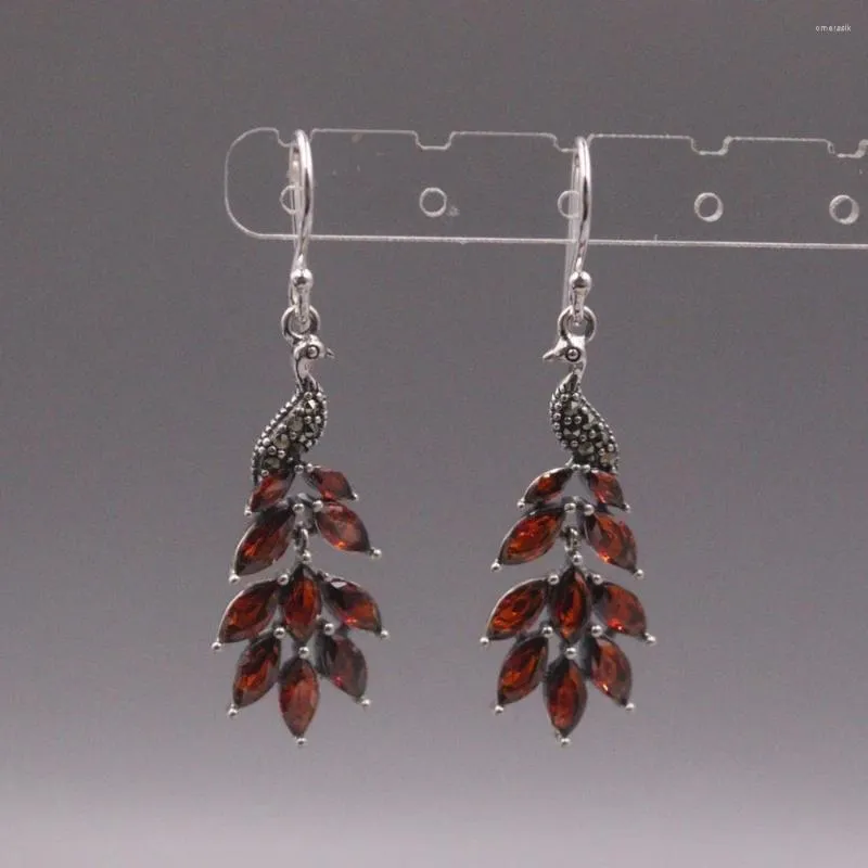 Dingle örhängen verklig solid 925 Sterling Silver Women Gift Lucky Red Garnet Peacock