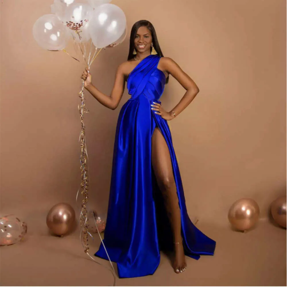 Élégant Blue royal Long Robes de bal une épaule pliage de fête noire satin Robe de fête avec une robe formelle sexy fendue