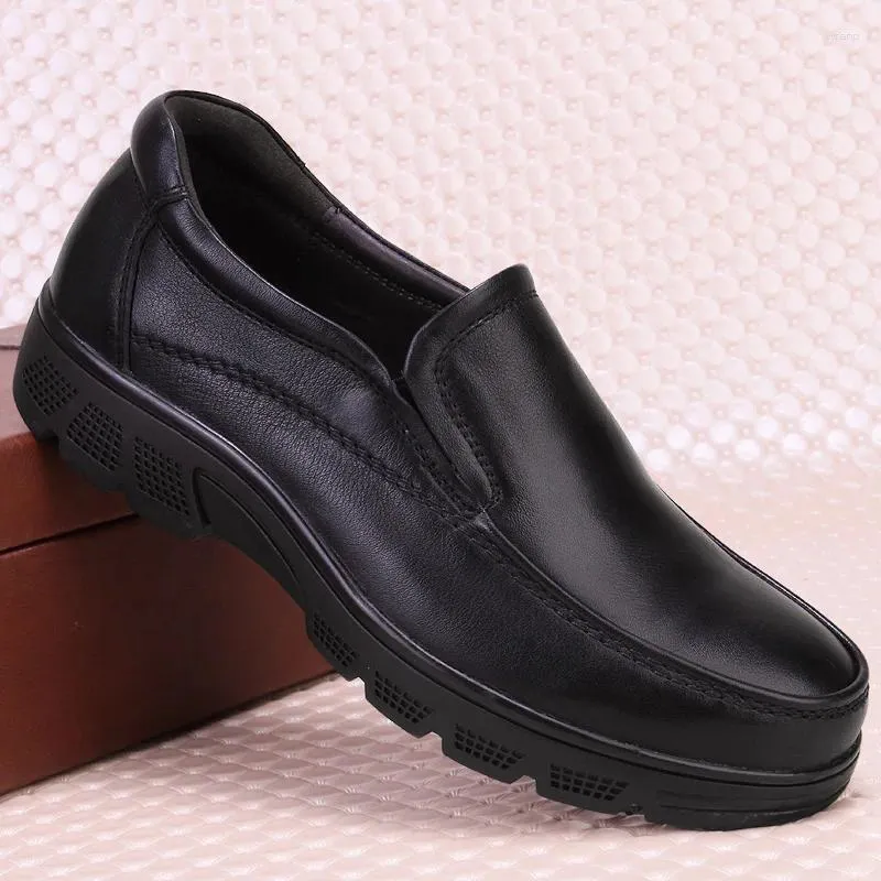 Ходьба для обуви мужчин, лоффирует черную подлинную кожаную обувную платформу дизайнер коровьей дизайнер сепату