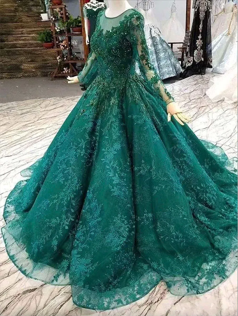 2023 Emerald Green Ball -klänning Quinceanera -klänningar med långa ärmar pärlor full spets kväll festklänningar skräddarsydda