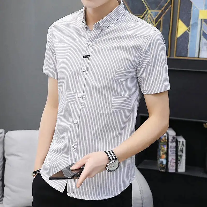 Мужские платье рубашки 2024 Летняя модная корейская полоска для печати с короткими рукавами с коротки