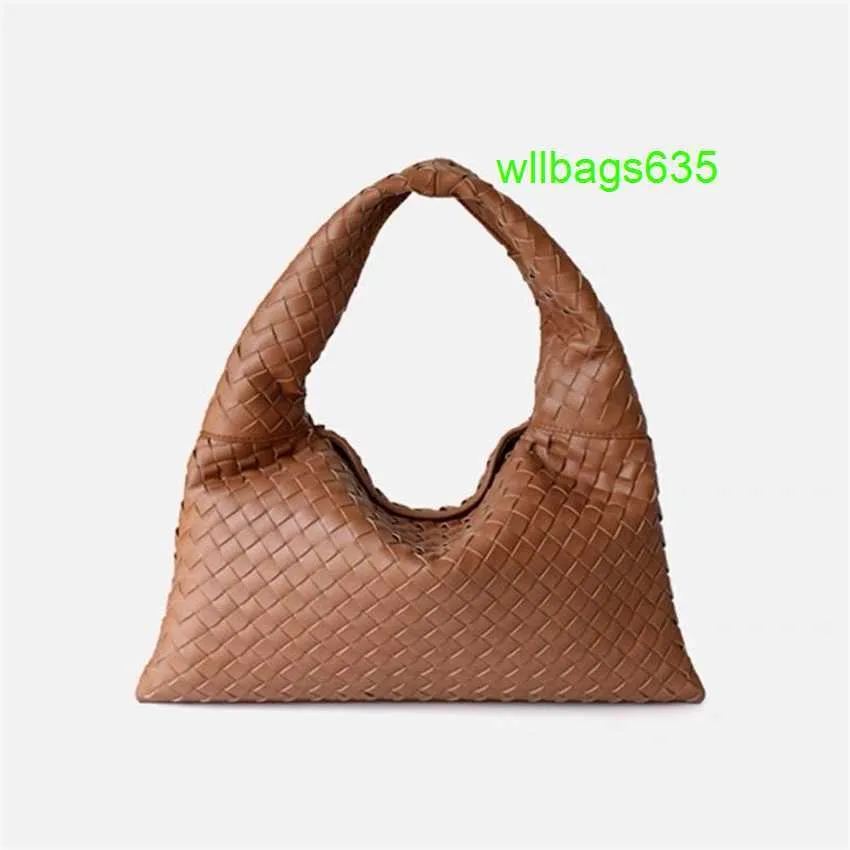 Tapis en cuir Bottegveneta Hop Handbags Sac en cuir soft 2024 célébrité Internet Fabriqué à la main New Woven Highcapacity fourchette Bag pour la commutation Have Logo HBQF6M