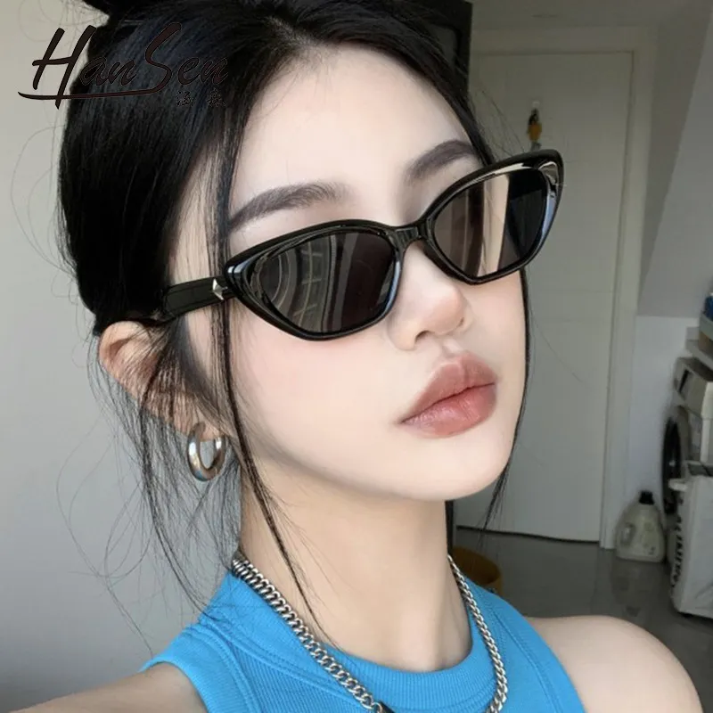 Retro triangle cat-eye small face sunglasses women's high-end ins black small frame sunglasses sunscreen
