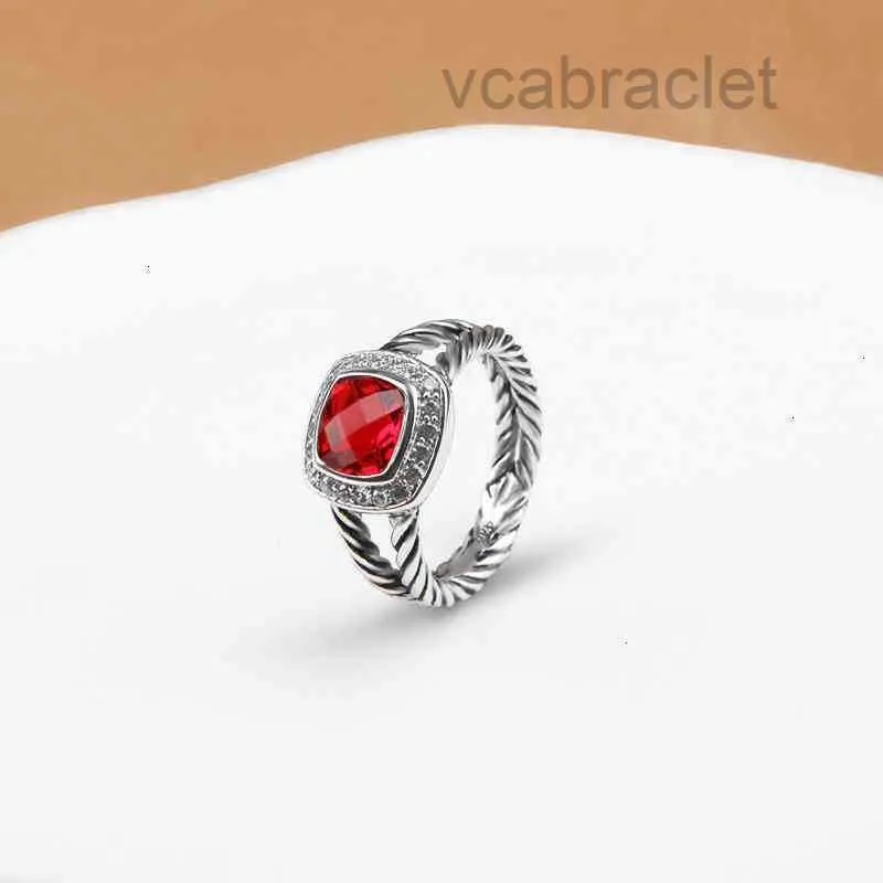 Band de créateurs de dames Ring Woman Bijoux de mode Twisted Wedding Rings de luxe Silver pour le classique Rouge Garnet Zircon Engagement anniversaire