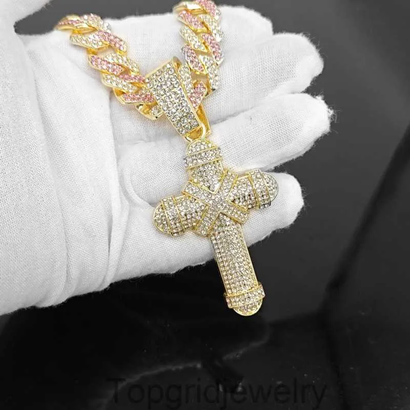 Hip Hop Cross Pendant Creative Alliage polyvalent Collier cubain unisexe en diamant complet