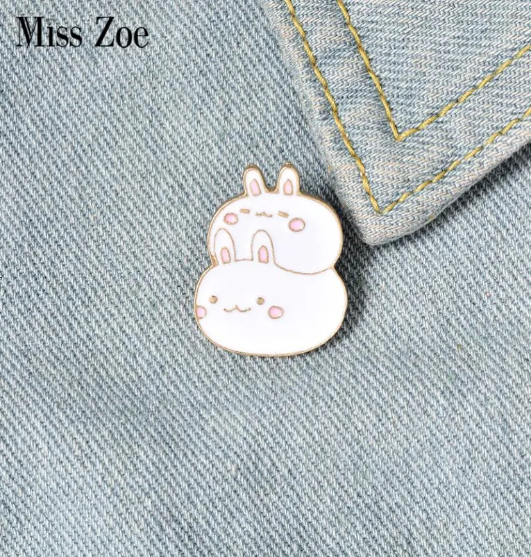 Fat Bunny Emamel Pins Custom Söta staplade kaniner Brosch Lapel Pin Shirt Bag Badge Cartoon Animal Jewelry Gift for Kids Friends9222859